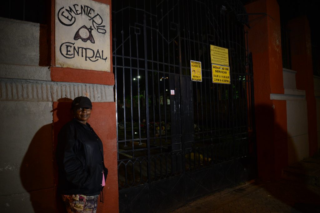 La cuidandera del Cementerio Central en Cali