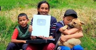 Familia campesina agradece placa plateada de YouTube