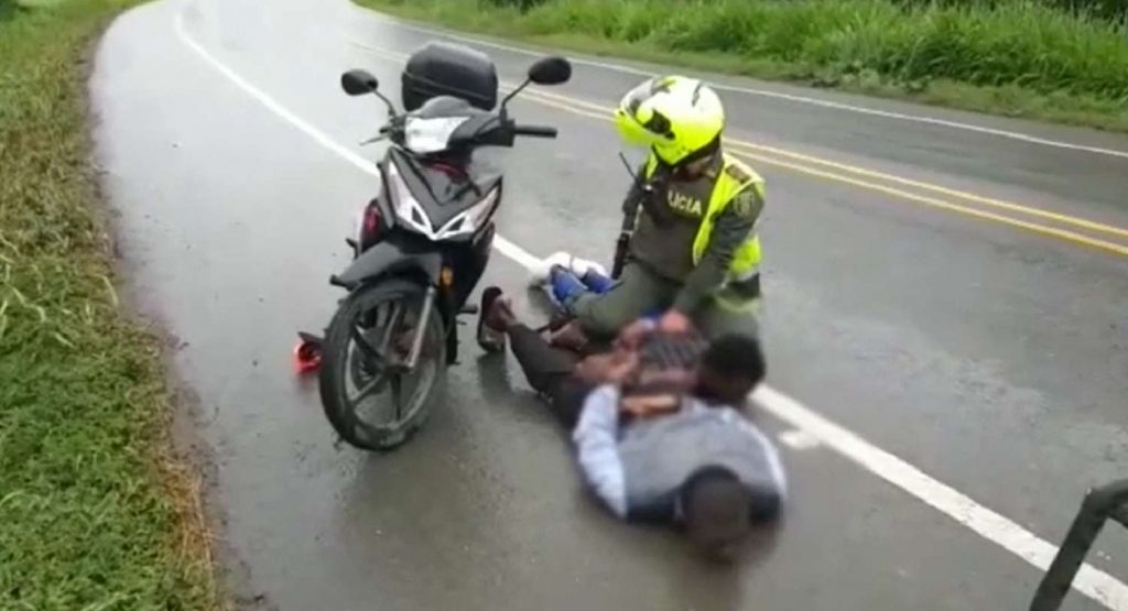 Hurtaron motocicleta e intentaron huir de la Policía