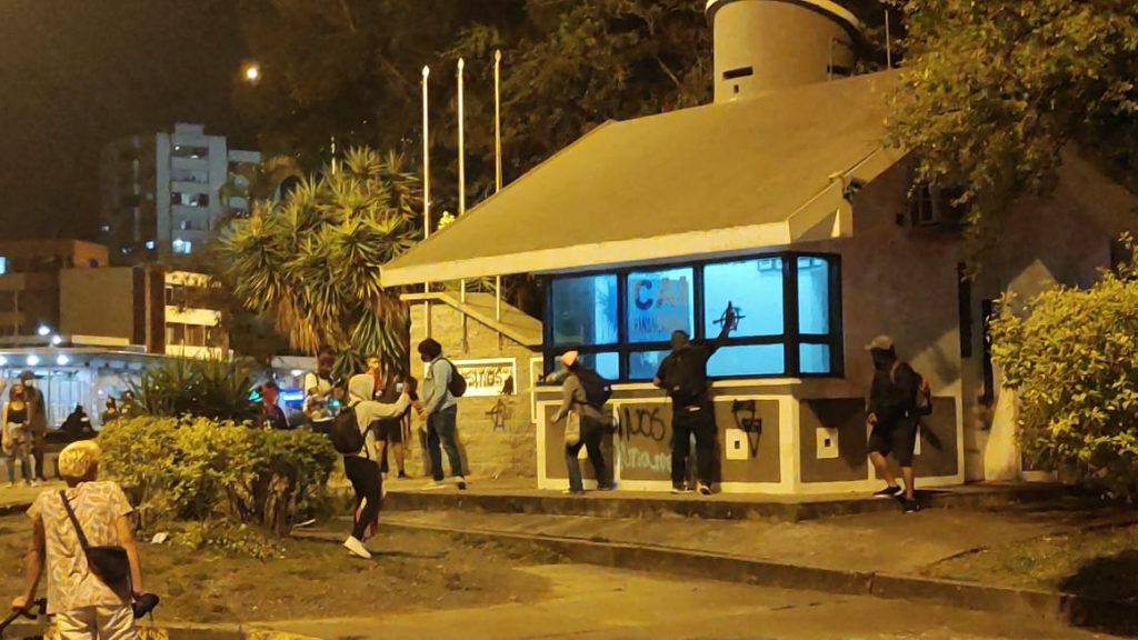 Vandalizan un CAI y buses del MIO en protesta contra la Policía