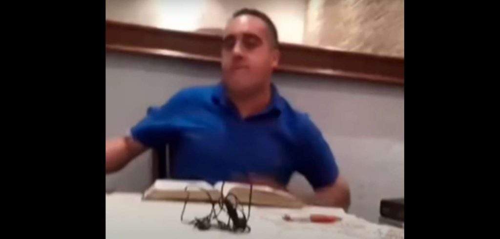 Pastor agredió a su pareja mientras predicaba en vivo