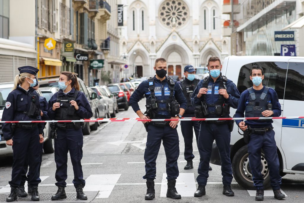agentes de la policía acordonaron el lugar donde ocurrió el ataque a cuchillo en la ciudad de Niza.