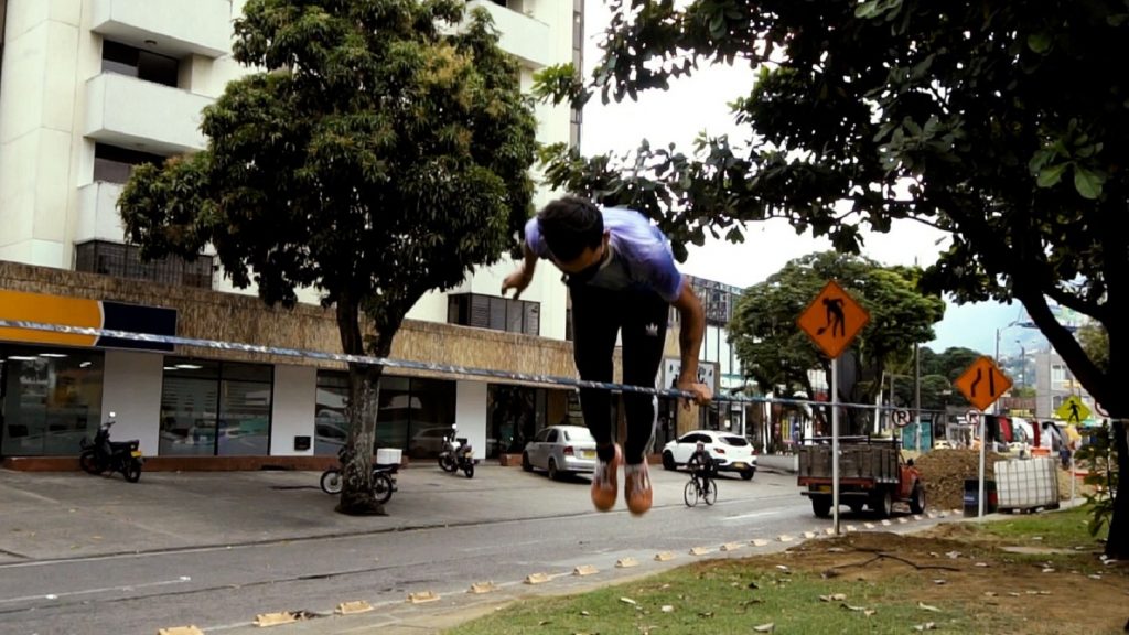 Slackline, el deporte con el que Jeison se toma las calles de Cali