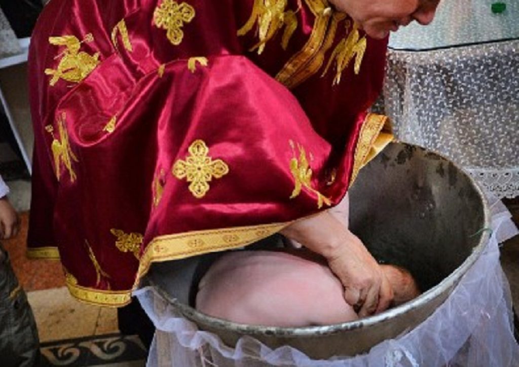 Bebé muere durante una ceremonia de bautismo en Rumania