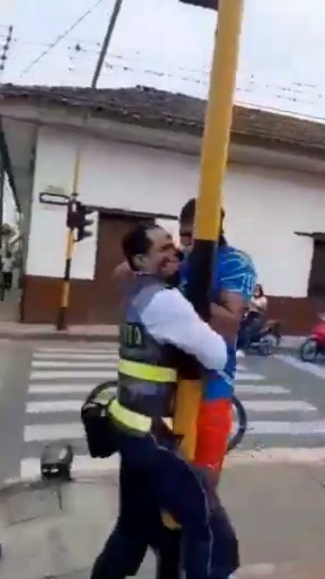 Video: Terrible agresión de un motociclista a un guarda de tránsito en El Cerrito