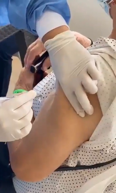 ¡Estaba ilusionada! Abuela que vacunaron con inyección vacía está triste