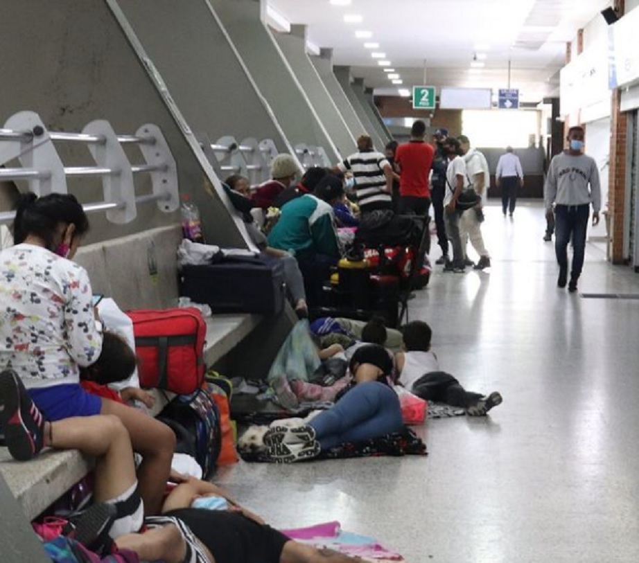 300 viajeros están atrapados en la Terminal de Cali
