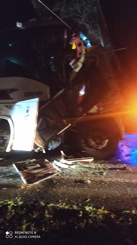 Aparatoso accidente entre un bus y un camión en la vía Cali - Armenia