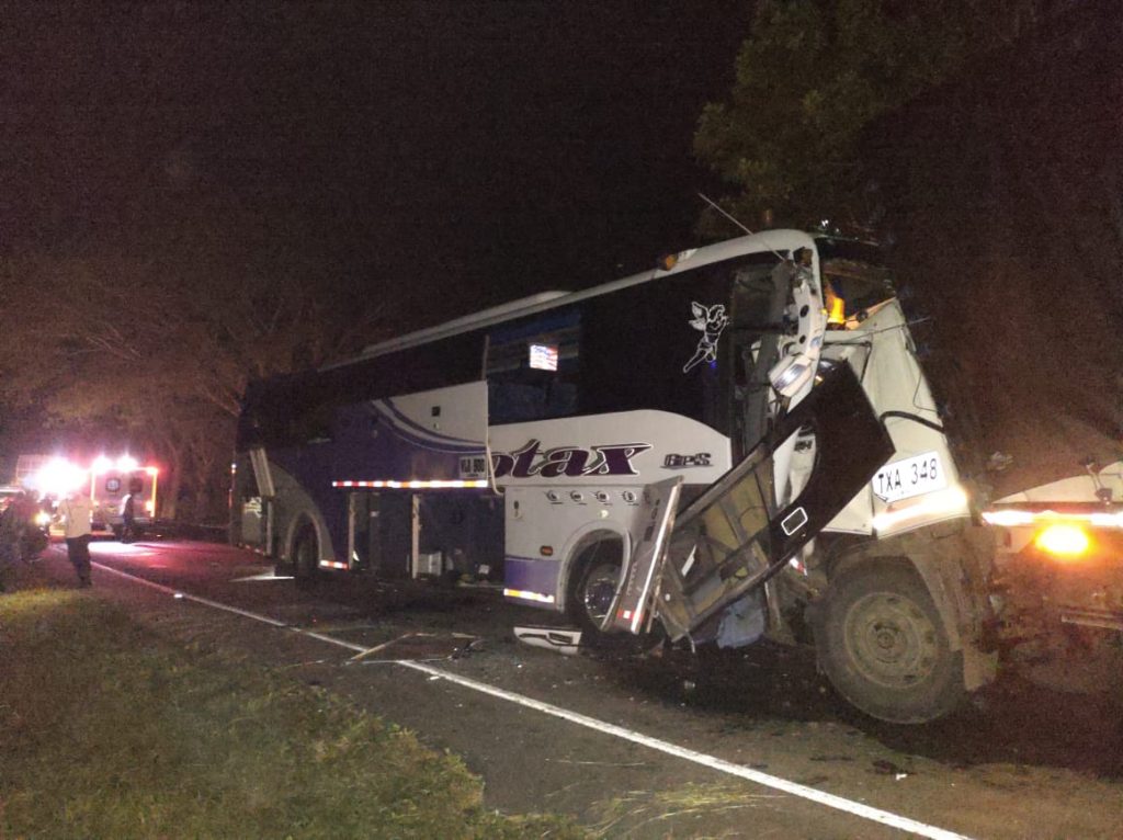 Aparatoso accidente entre un bus y un camión en la vía Cali - Armenia