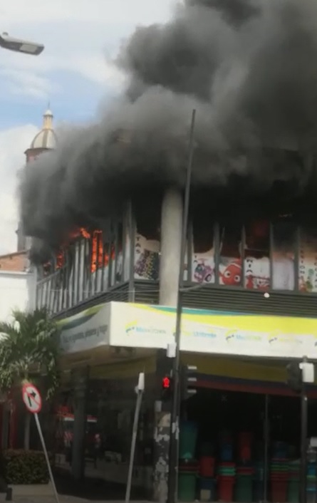 Controlan feroz incendio en un almacén en Palmira