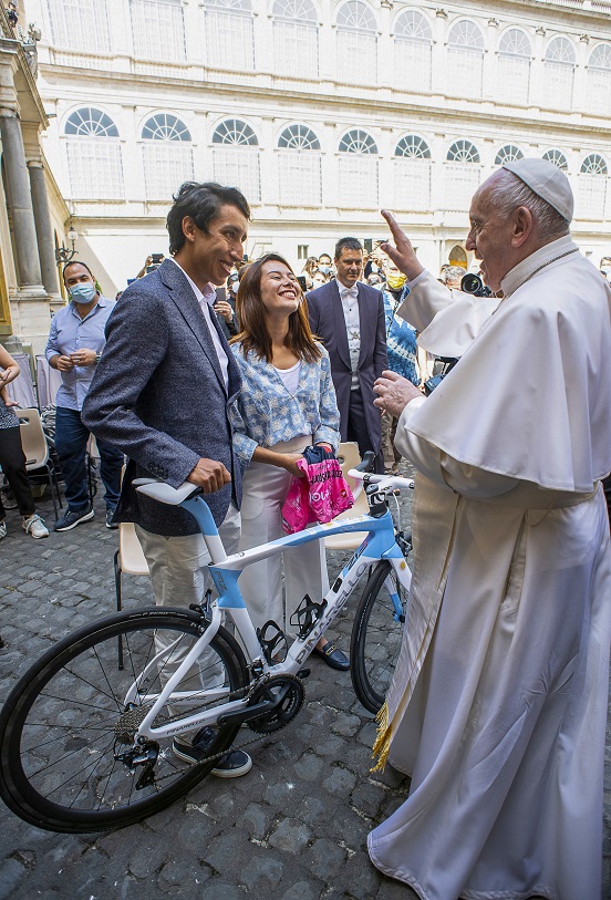 Egan Bernal le regaló una bicicleta al papa Francisco