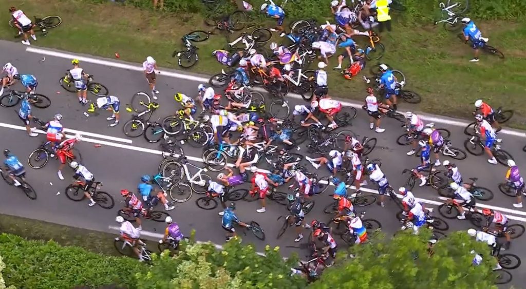 Dos terribles caídas masivas marcaron el Tour de Francia este sábado