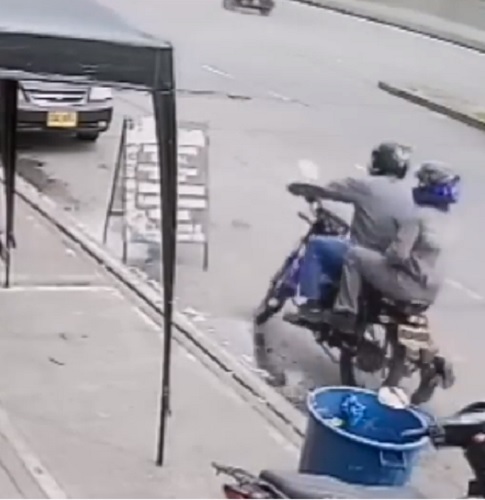 Video: Ladrones se uniformaron para robar en almacén de motos de la 15