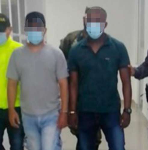 Caen dos policías por supuestas torturas y amenazas