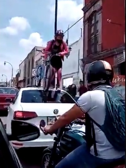 Ciclista pasó por encima de un carro que parqueó en la ciclovía