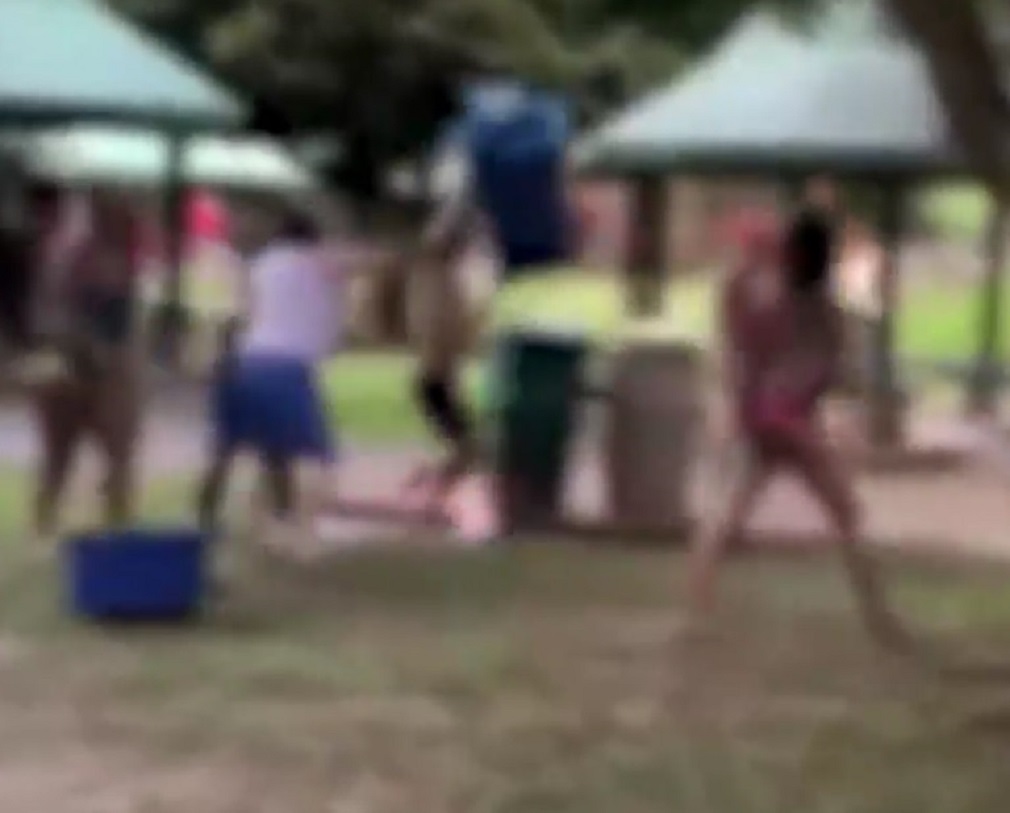 Graban escandalosa pelea en un parque acuático en Antioquia