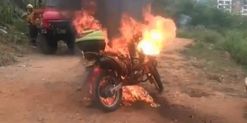 Queman moto de Policía que atendía incendio en Siloé