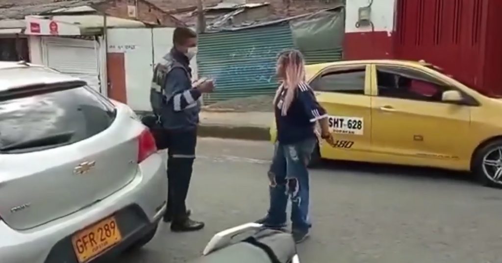 Mujer se enfrenta a guarda de tránsito "por defenderse"