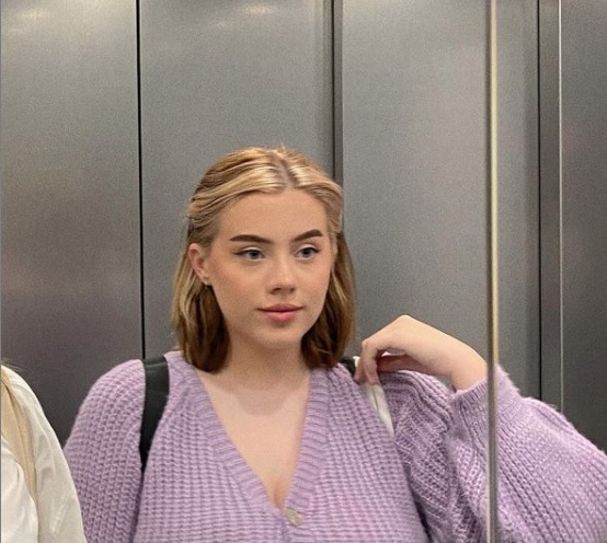 Mujer que clama por reducción de senos se los quemó cocinando