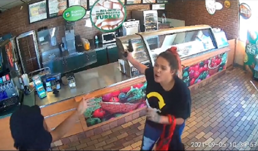 ¡Insólito! Restaurante suspendió a una empleada que se enfrentó a un atracador