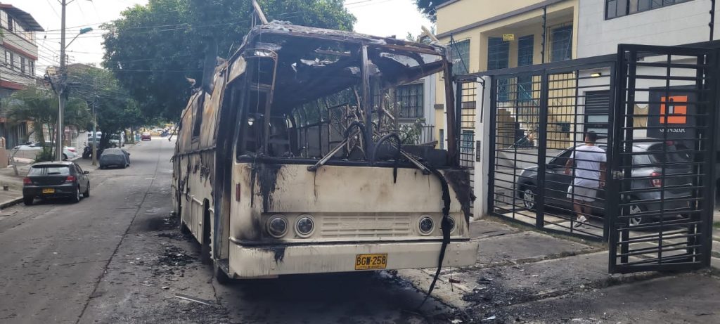 Vándalos prenden fuego a casa rodante