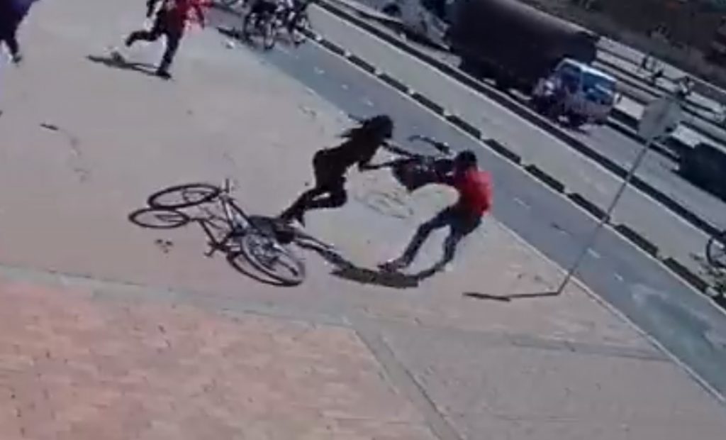 Mujer le dio una golpiza a un ladrón y le quitó su bicicleta