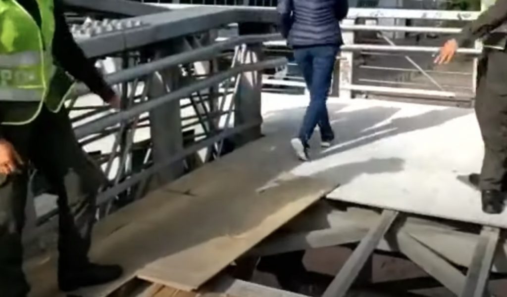Mujer se fracturó siete costillas al caer de un puente peatonal