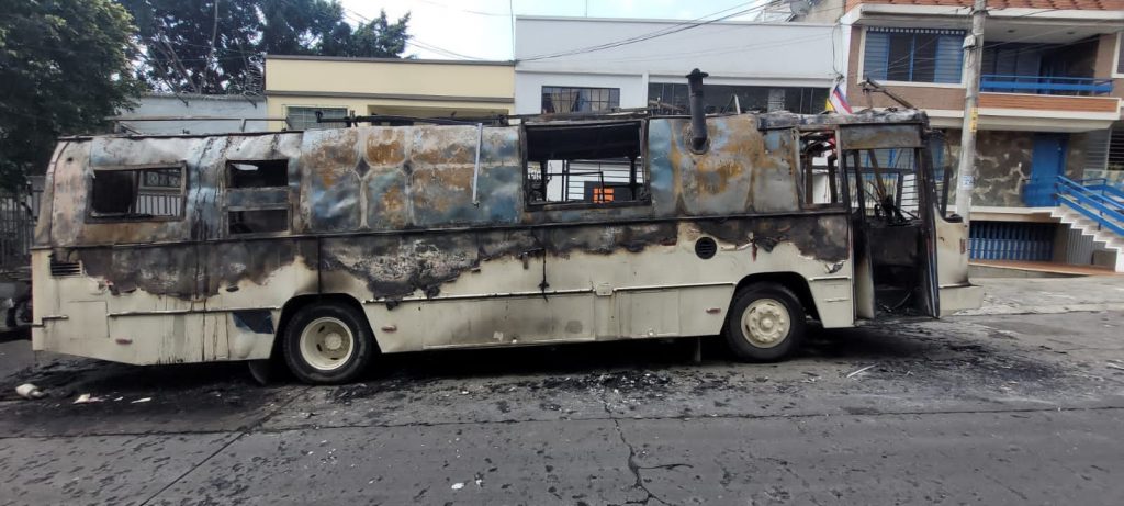 Vándalos prenden fuego a casa rodante