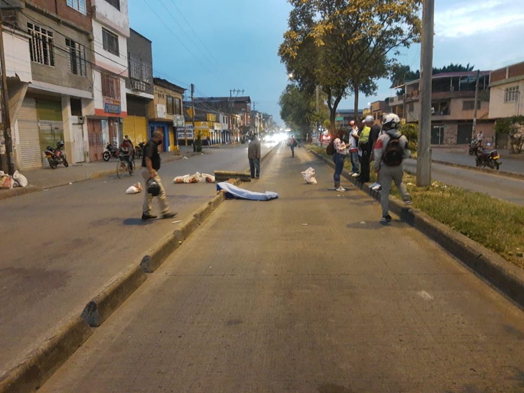 Hombre asesinado en la Floresta quedó tendido sobre el carril del MIO