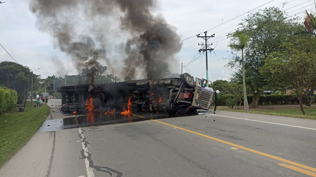 Reportan tractomula volcada en la vía Candelaria - Caloto