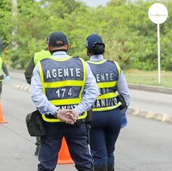 Motorizado invadió el carril del MIO disparó a guardas de Tránsito