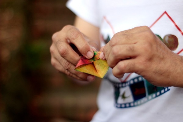 Origami, el arte de un invidente en la Loma de la Cruz