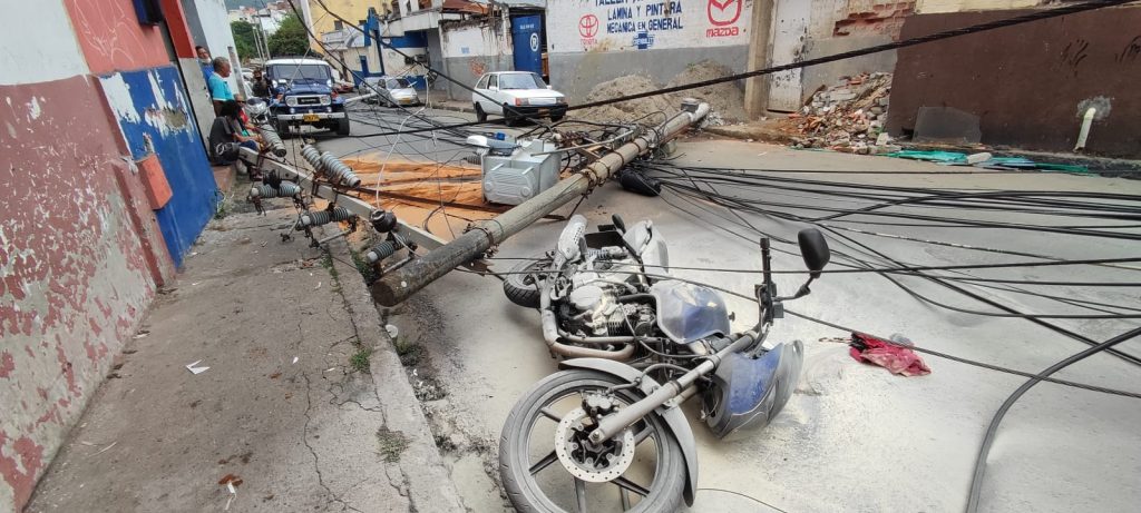 Camión se llevó un cable y tumbó cuatro postes en San Nicolás 