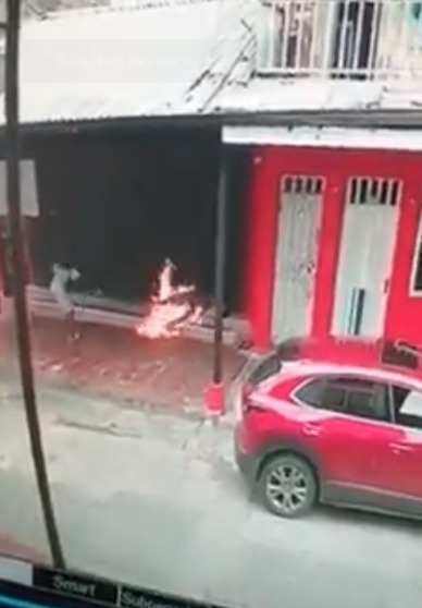 Mujer quemó a un habitante de calle que dormía en un andén