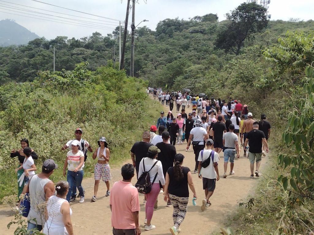 Miles de caleños subieron al Cerro de las Tres Cruces este Viernes Santo