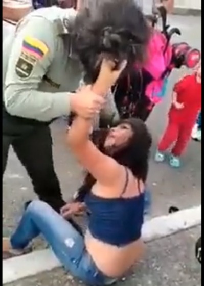 ¡Insólito! Así fue la 'mechoneada' entre una policía y otra mujer en Quindío