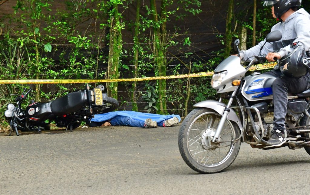 Asesinan a un motociclista en la vía a Montebello