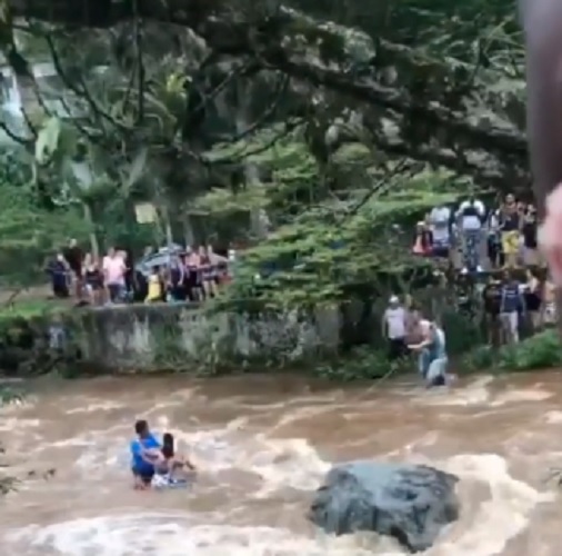 Rescatan a bañistas atrapados por creciente del río Santa Rita