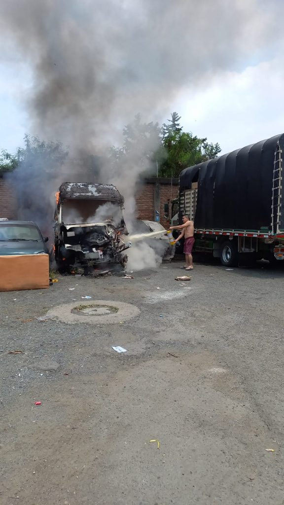 Incendio en La Base deja cuatro vehículos afectados