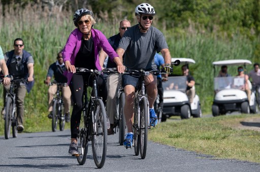 Video viral: Así fue la caída de Joe Biden de una bicicleta