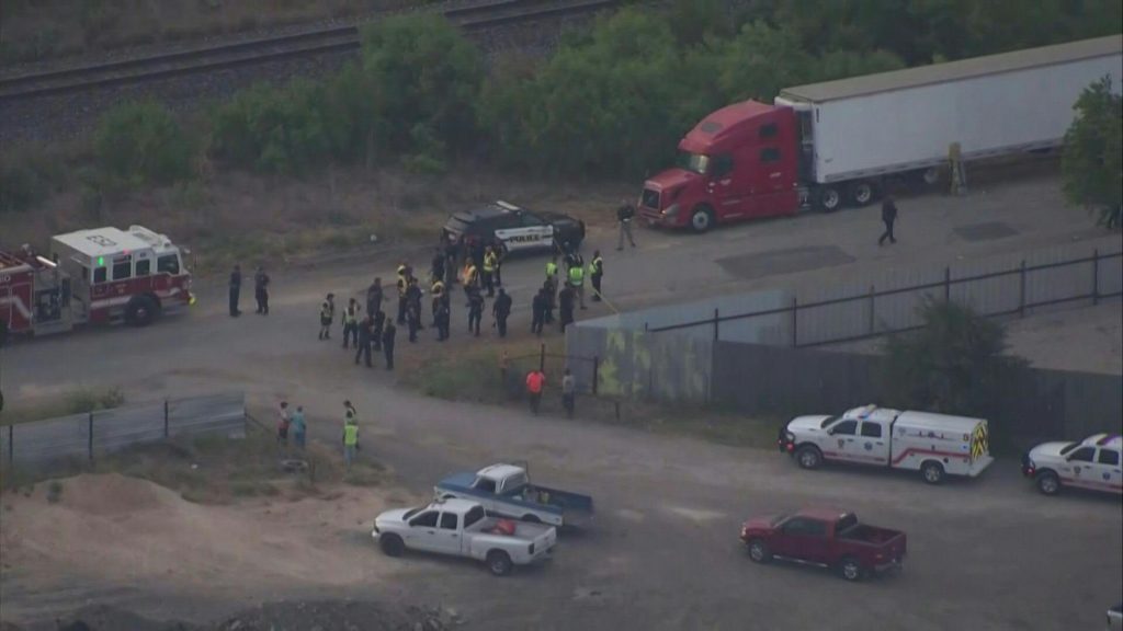 Reportan 50 migrantes muertos en un camión en Texas