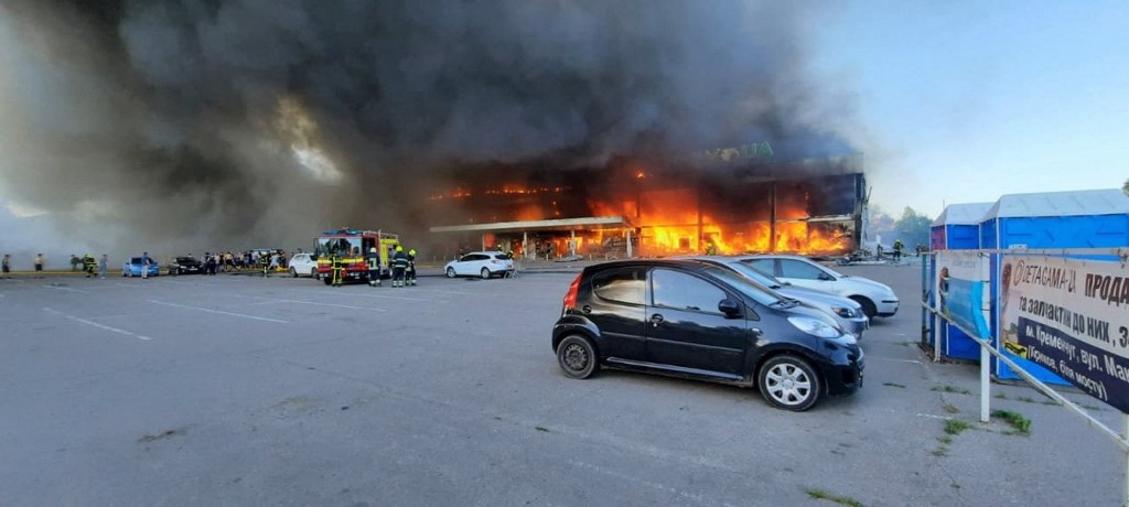 Rusia bombardeó un centro comercial con más de mil civiles en Ucrania