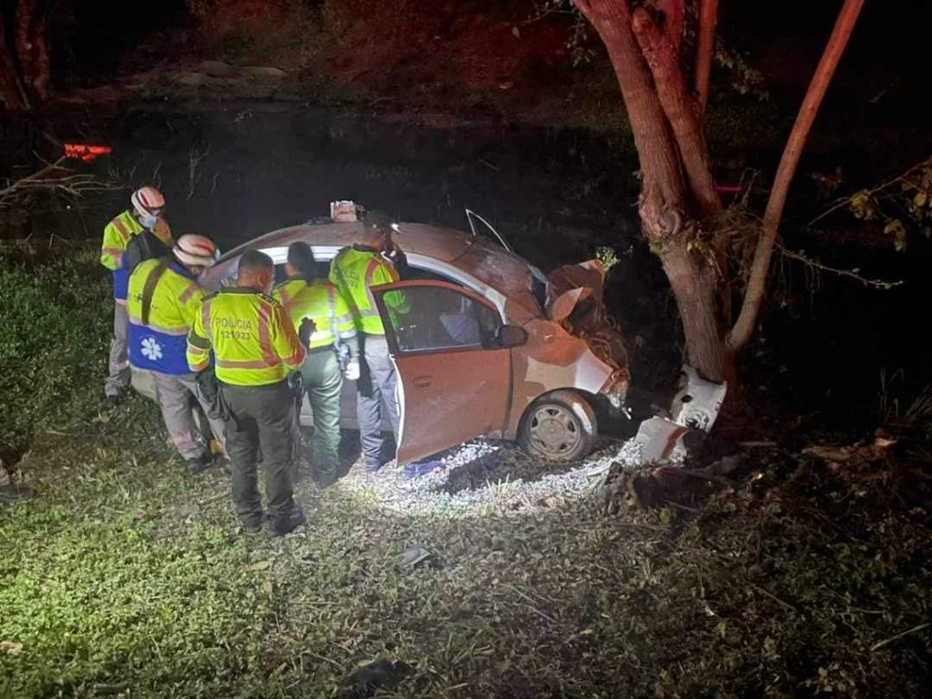 Muere agente de tránsito al chocar contra un árbol en la vía Cali - Palmira