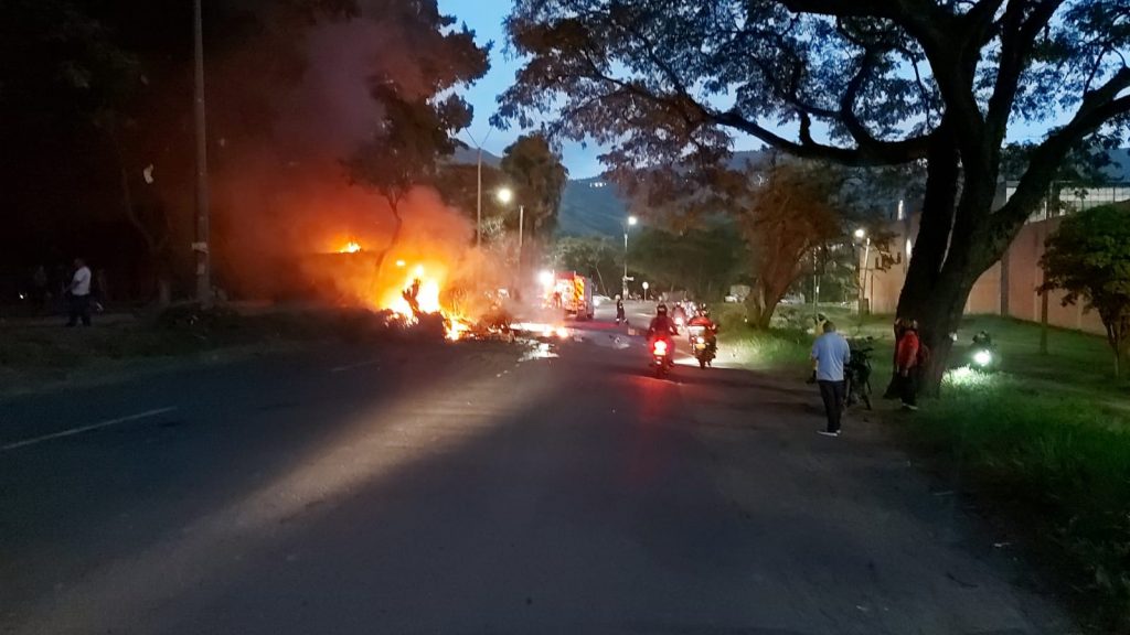 Reportan incendio de una volqueta en Menga