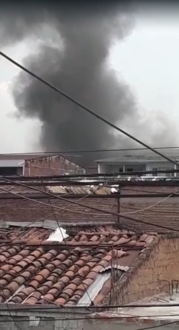 Reportan incendio en una fábrica de plástico en la comuna 11