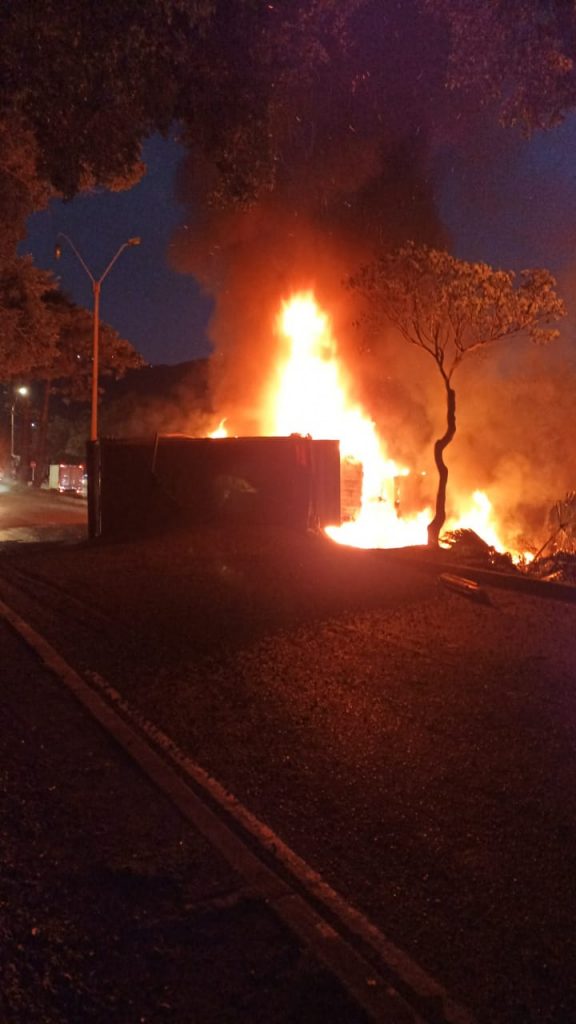 Reportan incendio de una volqueta en Menga