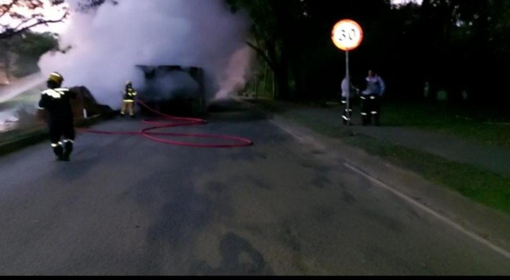 Reportan incendio de una volqueta en Menga