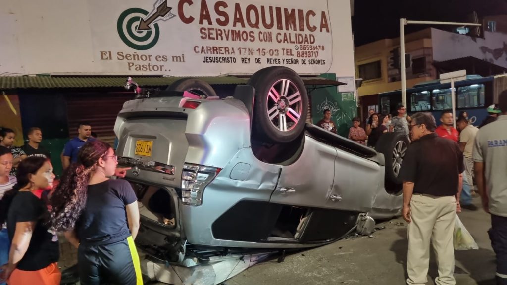 Camioneta se volcó al chocar contra un bus del MIO en el centro de Cali