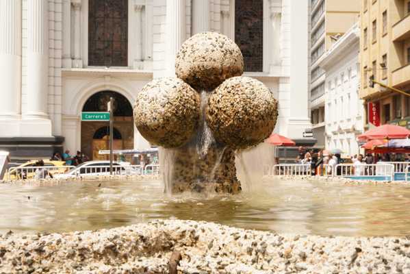 Volvió a brotar el agua de las fuentes de la Plaza de Cayzedo