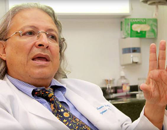 Condenan a exdirector del HUV por irregularidades en contrato